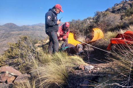 El motociclista sufrió lesiones en una de sus rodillas. El motociclista sufrió lesiones en una de sus rodillas.
