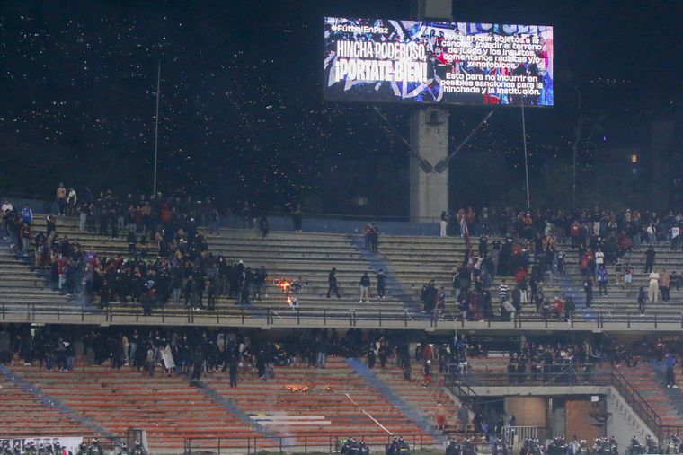 Hinchas de Independiente Medellín queman sillas durante una protesta en el partido de la fase de grupos de la Copa Libertadores entre Independiente Medellín y Flamengo.