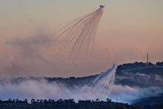 Esta imagen, captada el 16 de octubre pasado en la aldea de Dhayra, muestra la típica nube de humo con forma de pulpo que ocasionan este tipo de municiones tóxicas. Foto: AP