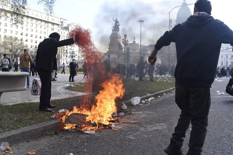Los manifestantes concentrados en el Congreso. Foto: Juan Mateo Aberastain/MDZ