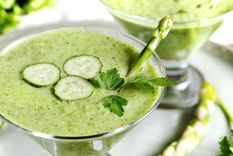 Receta ligera y detox: sopa fría de palta y pepino para el verano.