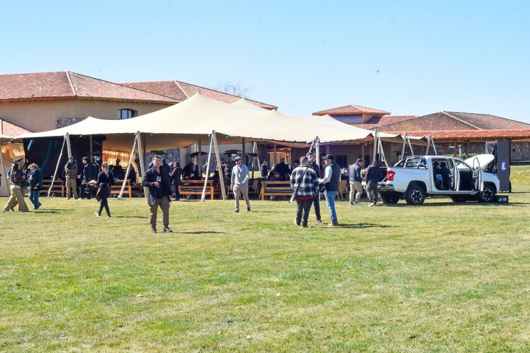 Mientras esperaban a hacer el test drive, los invitados charlaron, rieron, brindaron y probaron un desayuno y un almurerzo campestre. Mientras esperaban a hacer el test drive, los invitados charlaron, rieron, brindaron y probaron un desayuno y un almurerzo campestre.