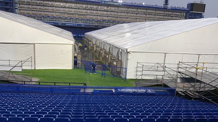 Las carpas estuvieron por 30 días en el campo de juego. Foto: Tato Aguilera