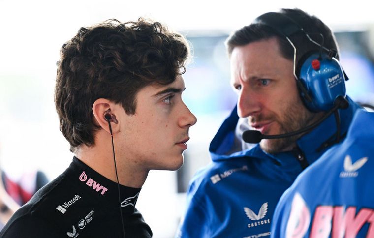 Franco Colapinto junto a Stuart Barlow, su ingeniero de pista en Alpine.