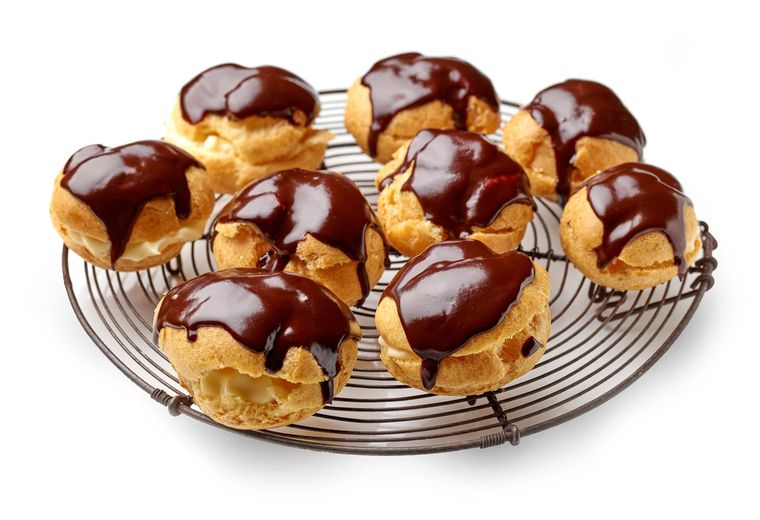 Son la base de postres famosos como la croquembouche, una torre de profiteroles unidas con caramelo. Una receta original y llena de sabor Son la base de postres famosos como la croquembouche, una torre de profiteroles unidas con caramelo. Una receta original y llena de sabor