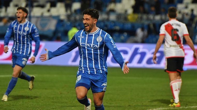 Poggi celebra su doblete Foto: Santiago Tagua -MDZ