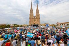 Peregrinación de Luján Cientos de miles de personas se acercan cada año a la Basílica tras una caminata de unos 60 kilómetros Foto: Archivo MDZ Peregrinación de Luján Cientos de miles de personas se acercan cada año a la Basílica tras una caminata de unos 60 kilómetros Foto: Archivo MDZ