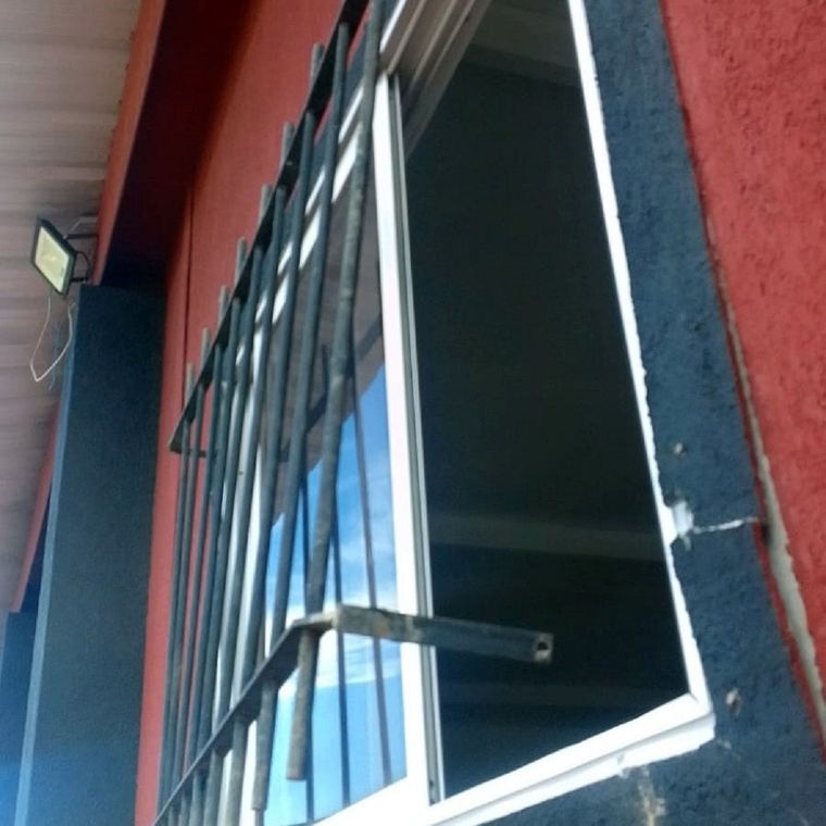 Una de las ventanas vandalizadas para robar dentro del predio de Maipú Foto: Deportivo Maipú