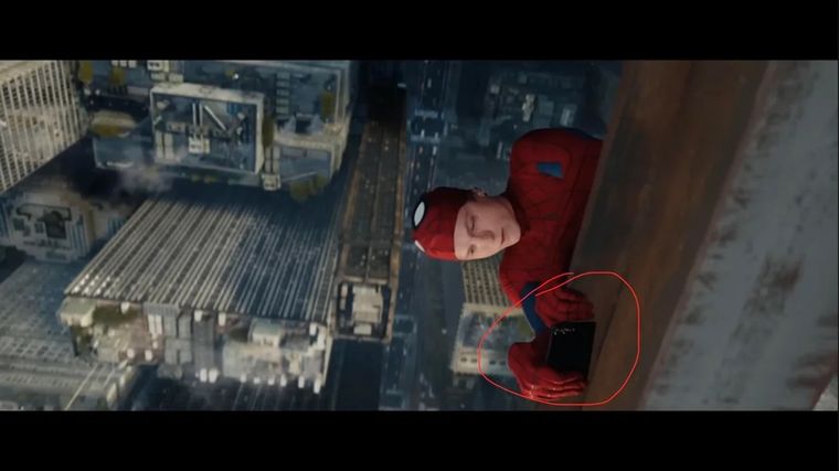 El nuevo teléfono de Peter Parker generó miles de comentarios en redes sociales tras el tráiler. El nuevo teléfono de Peter Parker generó miles de comentarios en redes sociales tras el tráiler.