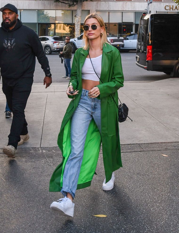 Hailey Bieber alienta a las mujeres a que combinen sus blazers con todas sus prendas Foto: Vogue