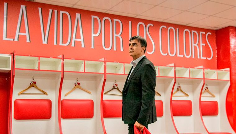 Gustavo Quinteros ya es oficialmente el nuevo DT de Independiente.