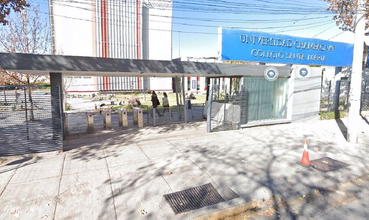 El frente del colegio Santa Maria en Godoy Cruz donde los alumnos del último año tiraron papeles. El frente del colegio Santa Maria en Godoy Cruz donde los alumnos del último año tiraron papeles.