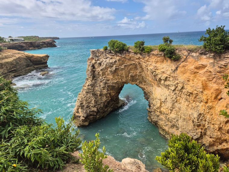 La sobrecogedora belleza del Arco de Anguila, una de las atracciones naturales más célebres de la isla.