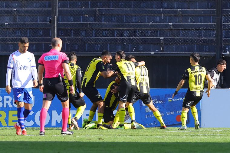Peñarol aplastó a Nacional en el Campeón del Siglo.