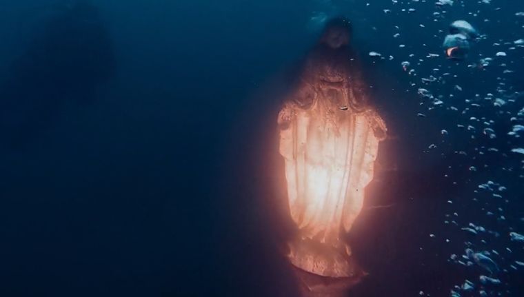 Captura de pantalla del video de Buceo Aconcagua sobre la Virgen en el fondo del dique Potrerillos. Captura de pantalla del video de Buceo Aconcagua sobre la Virgen en el fondo del dique Potrerillos.