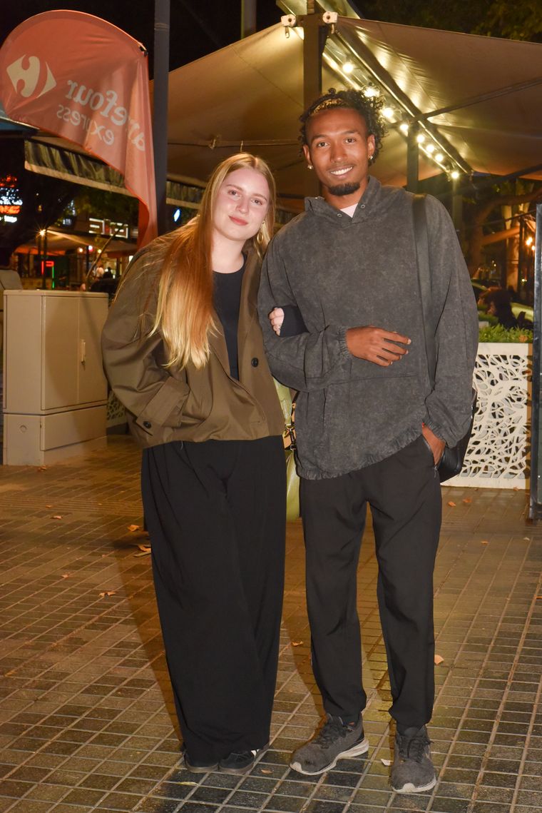 Constanza y Ferxxo enamorados y abrigados paseando por Arístides. Constanza y Ferxxo enamorados y abrigados paseando por Arístides.