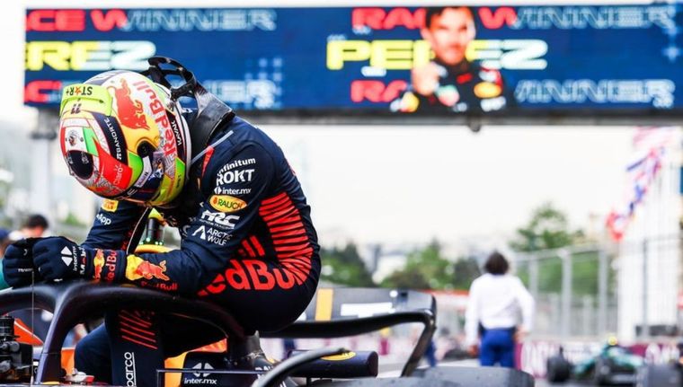 Checo Pérez no logra contener la emoción tras ganar en Bakú. Foto: @SChecoPerez