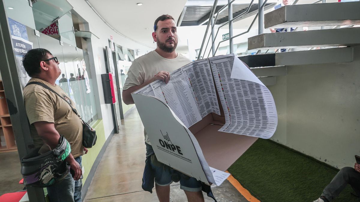 Perú elige a su noveno presidente en 10 años entre 30 fórmulas