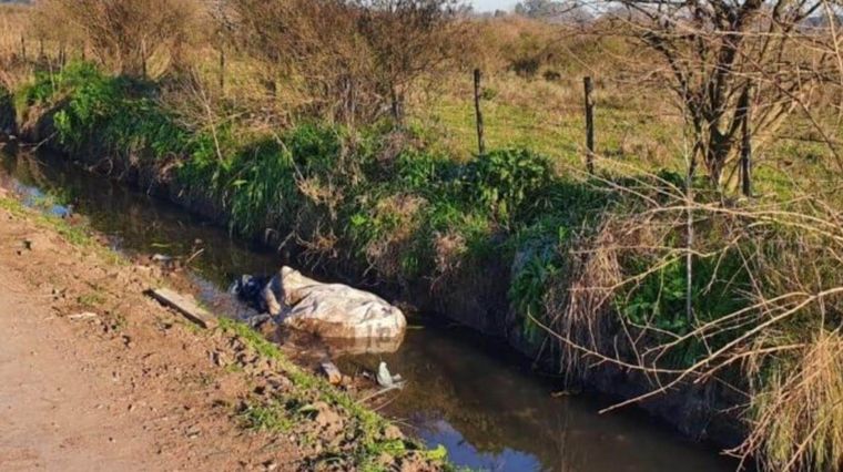 La joven asesinada fue metida en una bolsa de arpillera y arrojada a un zanjón