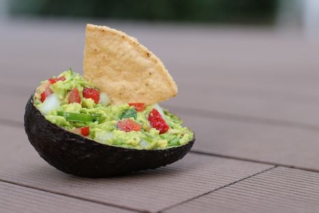 La receta con aguacate más famosa en el mundo es el guacamole.