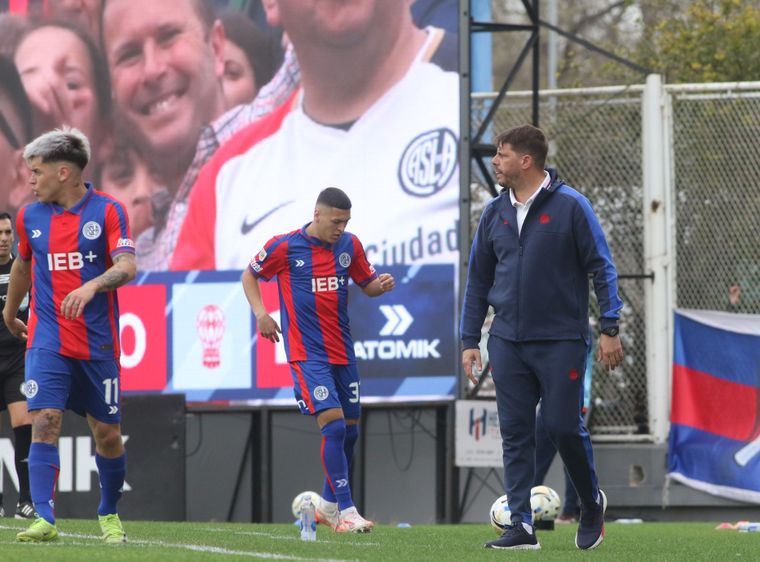 El San Lorenzo de Damián Ayude no pudo aprovechar la ventaja numérica ante Huracán.