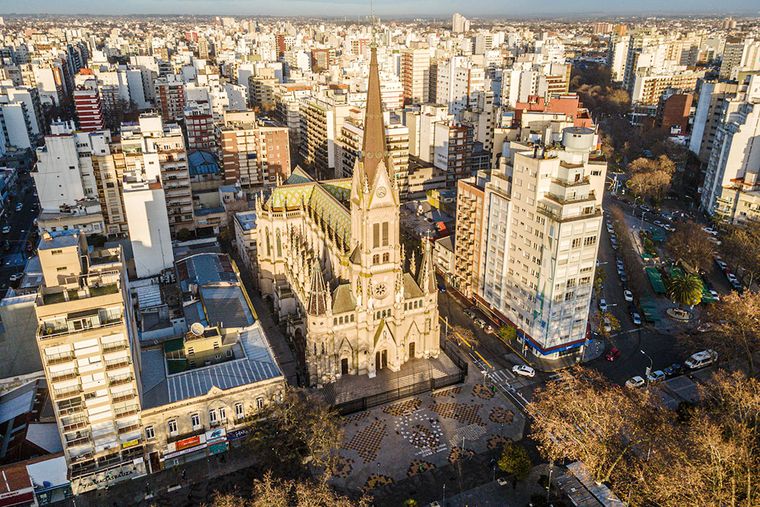 Vitrales franceses y una cripta con reliquias hacen de la catedral de Mar del Plata un destino imperdible para los amantes de la historia y el arte. Vitrales franceses y una cripta con reliquias hacen de la catedral de Mar del Plata un destino imperdible para los amantes de la historia y el arte.