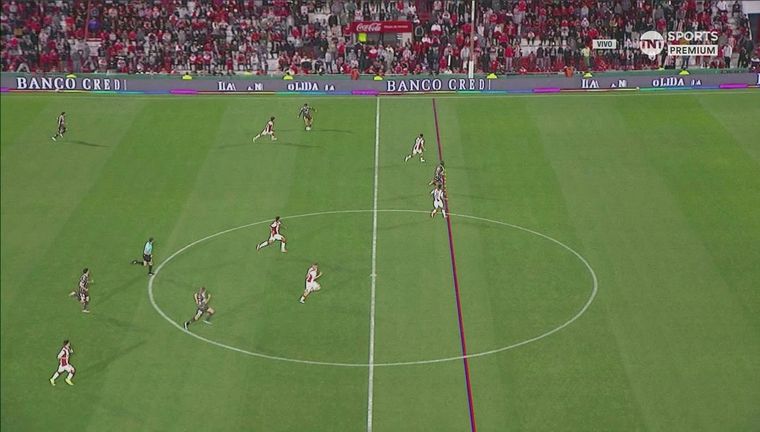 El increíble trazado de líneas en el gol anulado a Ronaldo Martínez en Instituto-Platense. Foto: captura de TV.&nbsp;