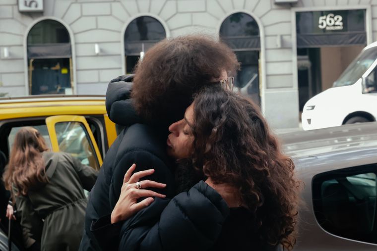 Alejandro Dolina consolando a Mariana Mactas, hija del periodista. Foto: RS Fotos. Alejandro Dolina consolando a Mariana Mactas, hija del periodista. Foto: RS Fotos.