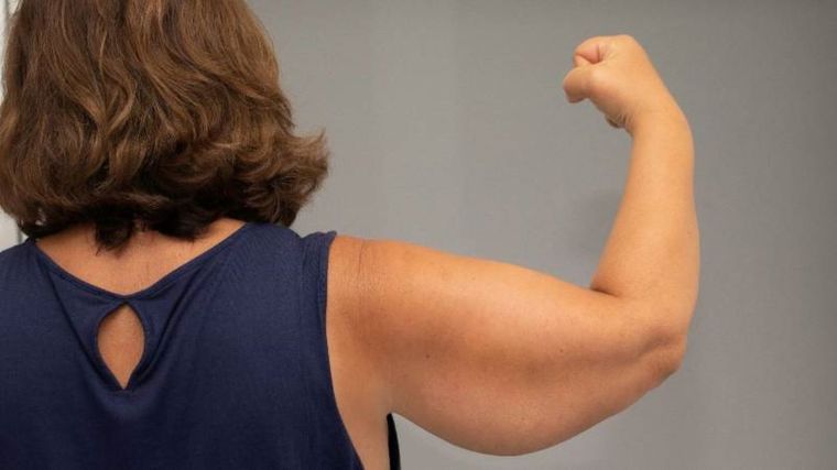 Con este ejercicio eliminaras la flacidez de tus brazos. Foto: Shutterstock