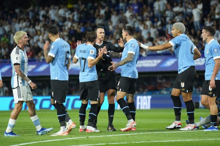 De Paul y Ugarte, en los dos extremos del tumulto. Foto: Noticias Argentinas