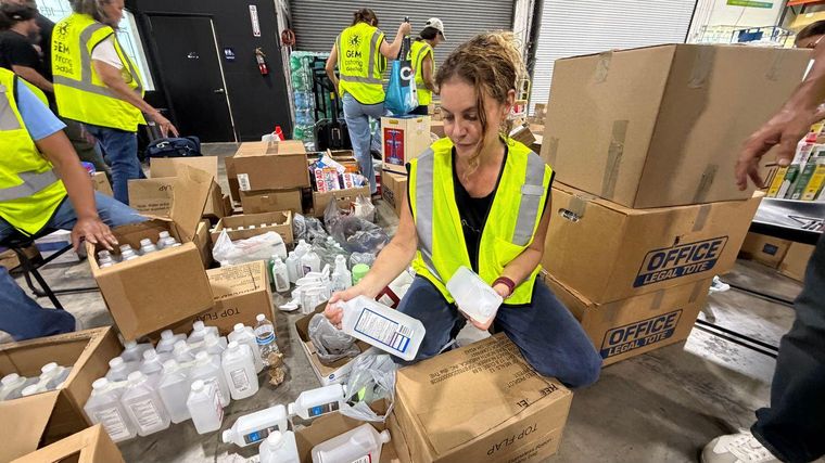 Decenas de voluntarios organizan las donaciones en Doral para asistir a los damnificados por los terremotos en Venezuela.