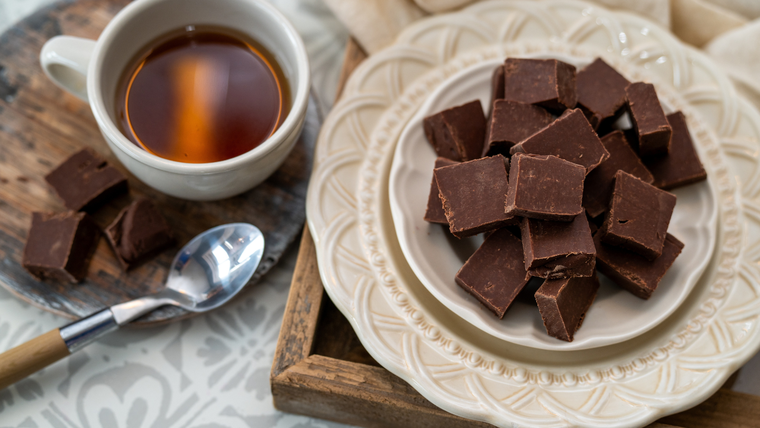 Este fudge de chocolate es ideal para que disfrutes un bocado súper chocolatoso