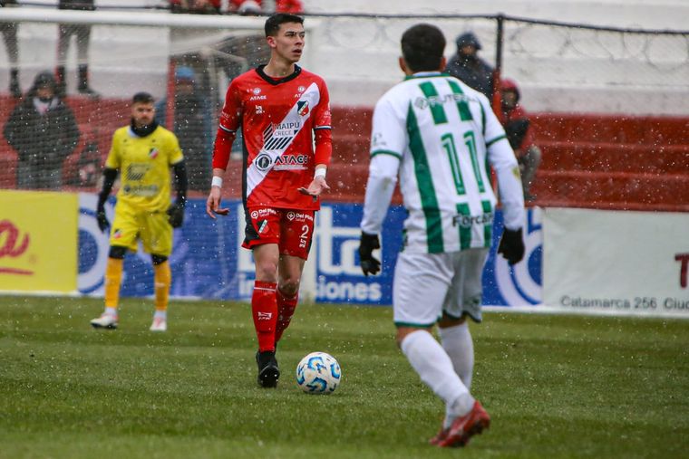 Luciano Arnijas sale jugando para el Deportivo Maipú bajo una intensa nieve en calle Vergara. Luciano Arnijas sale jugando para el Deportivo Maipú bajo una intensa nieve en calle Vergara.