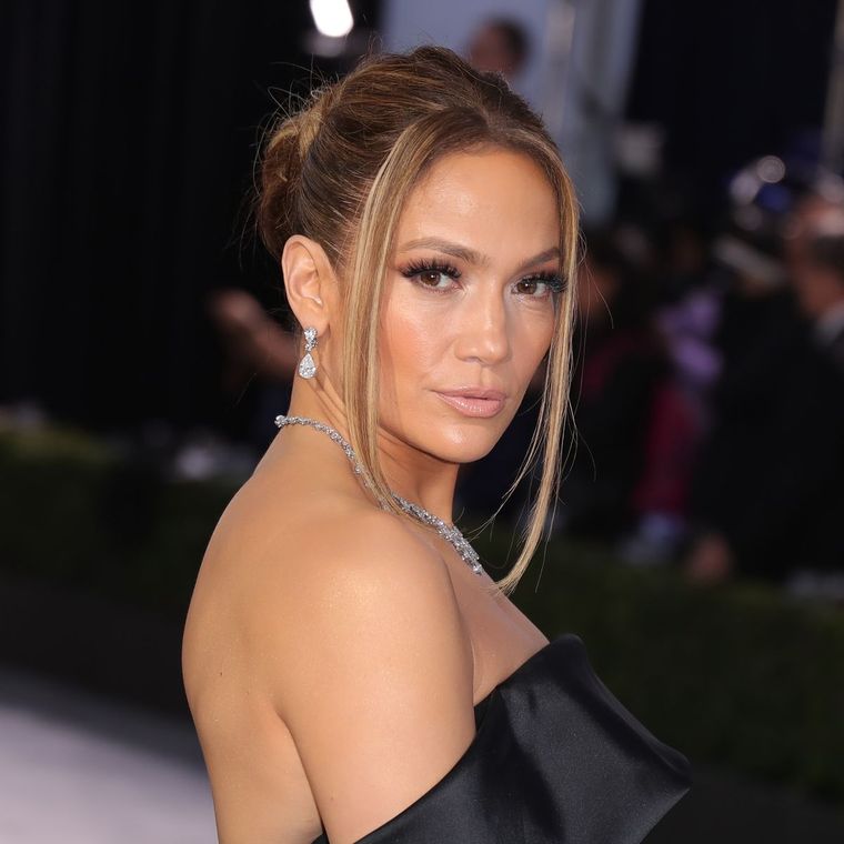 Foto: https://www.harpersbazaar.com/es/belleza/pelo-belleza/a36426864/jennifer-lopez-pelo-largo-alisado-tendencias-cabello/