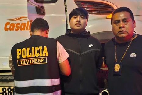 Pequeño J fue detenido dentro de un camión que transportaba pescado. Pequeño J fue detenido dentro de un camión que transportaba pescado.