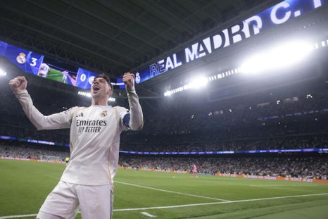 Federico Valverde celebra su tercer gol durante el encuentro correspondiente a la ida de los octavos de final de la Champions entre Real Madrid &nbsp;y Manchester City.