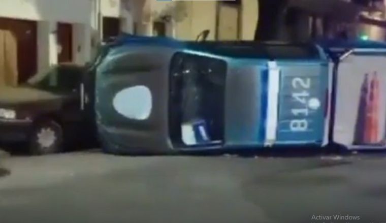 Un patrullero chocó contra un auto estacionado en Chacarita, volcó y dos agentes resultaron heridos Foto: NA