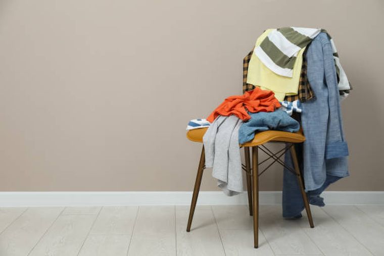 Por qué dejamos la ropa sucia sobre una silla Por qué dejamos la ropa sucia sobre una silla