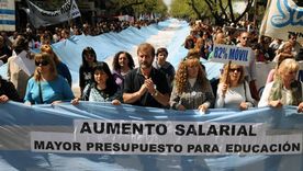 Los docentes se ponen al frente de la batalla por los salarios. Foto: Nacho Gaffuri / MDZ Los docentes se ponen al frente de la batalla por los salarios. Foto: Nacho Gaffuri / MDZ