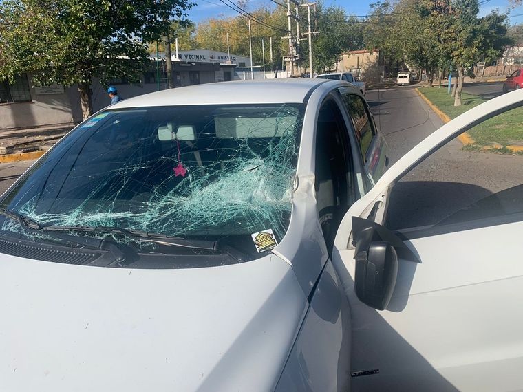 Un poste de luz cedió y golpeó a un auto en Guaymallén Foto: gentileza