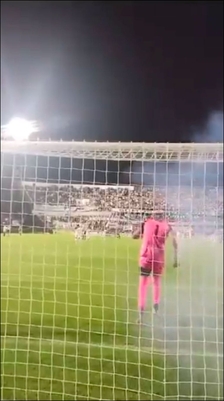 Un nuevo video sobre la bomba de estruendo que cayó cerca de Olivera y llevó a la suspensión de Quilmes-Gimnasia