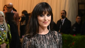 A la actriz Dakota Johnson le gusta usar las últimas tendencias. Foto: Instagram @dakotajohnsonlightly
