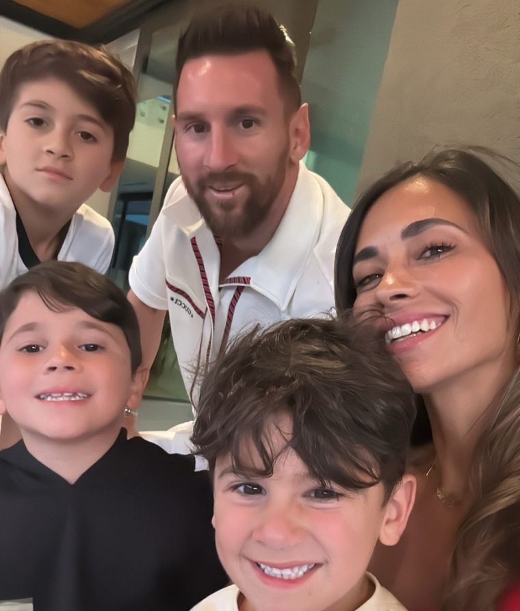Messi, junto a su esposa Antonela y sus tres hijos.