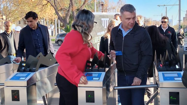 El intendente de Godoy Cruz, Diego Costarelli, fue el que más naturalidad mostró al usar los molinetes. El intendente de Godoy Cruz, Diego Costarelli, fue el que más naturalidad mostró al usar los molinetes.