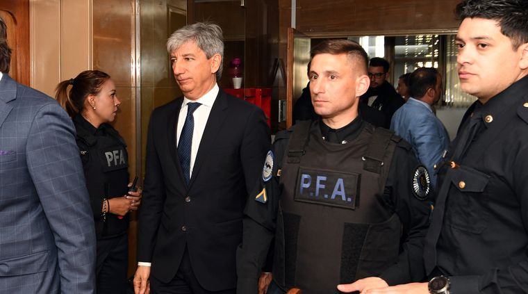 Bento, junto a un policía. Si es destituido, será detenido por las fuerzas federales. Foto: ALF PONCE MERCADO / MDZ