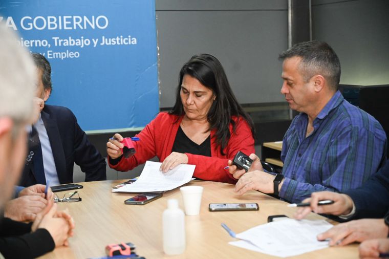 Los representantes del SUTE volvieron a reunirse este martes con los miembros paritarios del Gobierno Foto: Prensa Gobierno de Mendoza