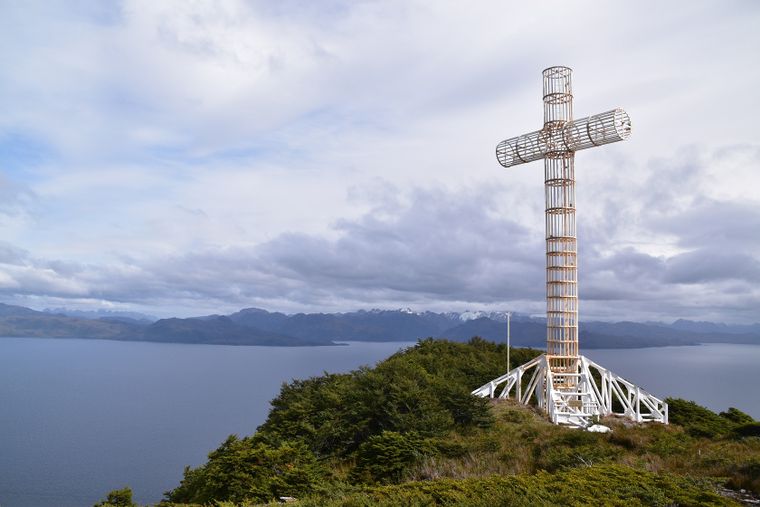 Chile se abre paso entre viento y mar rumbo a la Cruz de los Mares. Chile se abre paso entre viento y mar rumbo a la Cruz de los Mares.
