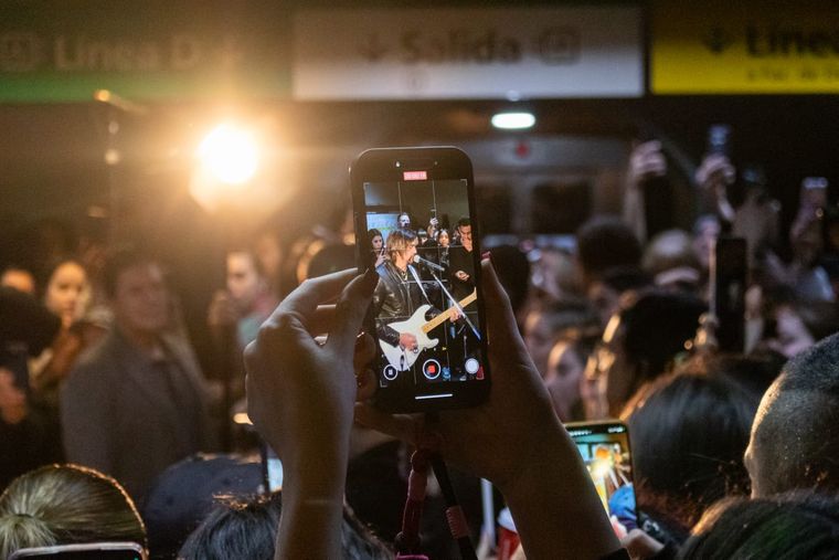 Los fanáticos enloquecieron con el sorpresivo show. Los fanáticos enloquecieron con el sorpresivo show.