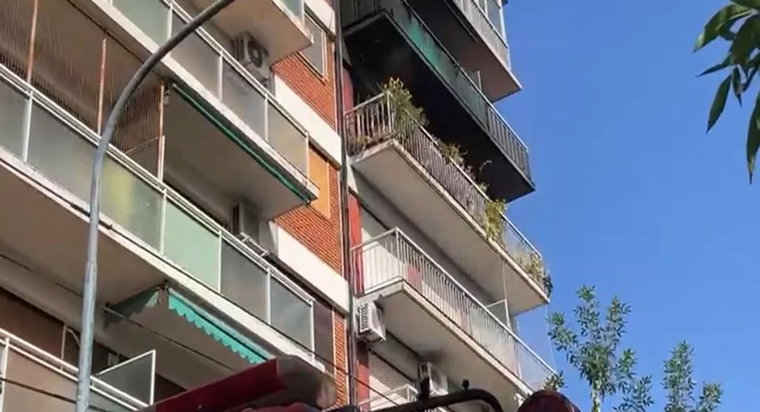 Un incendio registrado este jueves en un departamento del barrio porteño de Palermo dejó como saldo cinco personas afectadas, entre ellas un hombre con graves quemaduras.