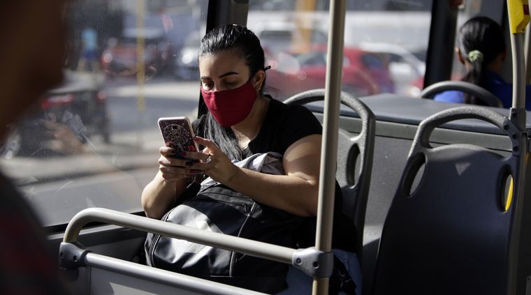 El DNU de Fernández establece que no podrán aumentar hasta fin de año las tarifas de telefonía celular. Foto: EFE